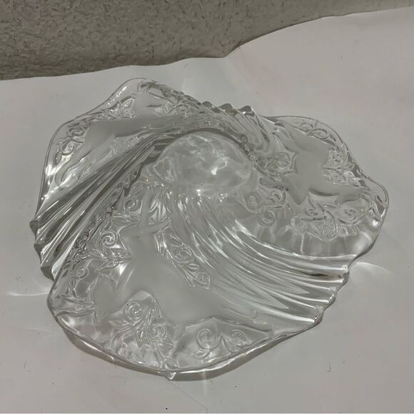 MIKASA CHRISTMAS MEDLEY FROSTED/CLEAR CRYSTAL BON BON/CANDY PLATE/DISH. 9”X 2”G9 - Picture 6 of 10